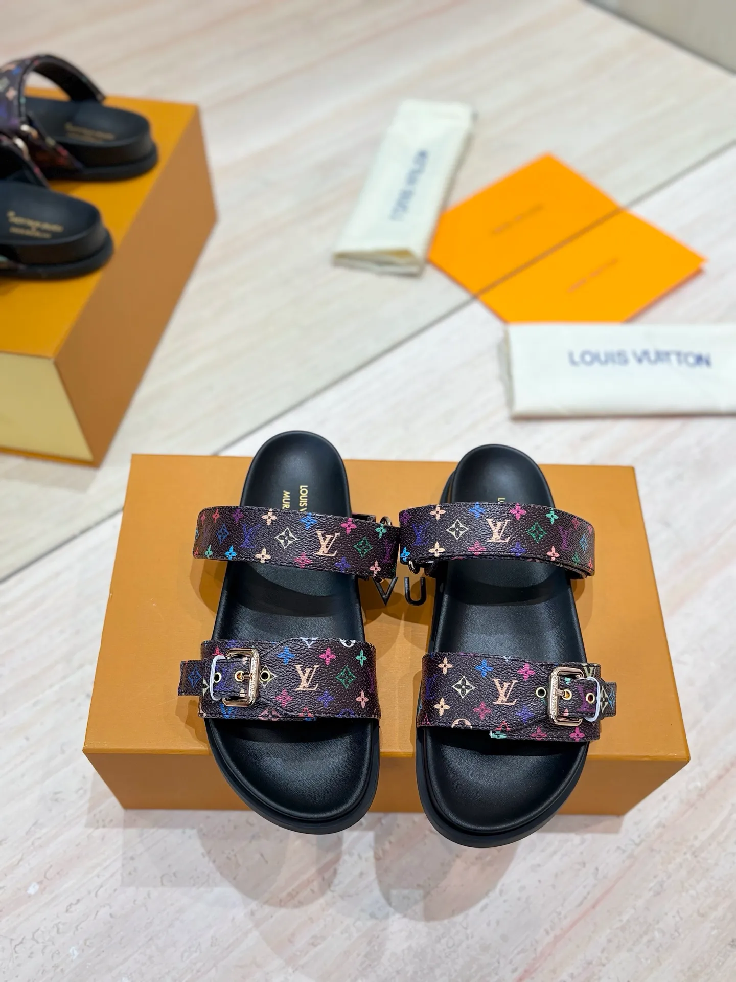 👟👟Ex-factory price 400👟👟 LV 2025 spring and summer new products 🥰 Popular LV donkey brand counters Embossed logo embossed sandals This Pool Pillow Comfort flat sandals are made of technical fabrics and use high-frequency embossing technology to reinterpret the Monogram pattern. Soft padded upper with adjustable Velcro, comfortable and tough insole adds harmonious colors 👍New hard goods, purchasing agent level! Full of high-end feel! A popular model among bloggers at home and abroad, it’s retro and fashionable and looks amazing on your feet! The official website's main recommendation 👍👍 ✅ Upper: waterproof special original fabric ✅ Inner lining: imported mixed sheepskin ✅ Outsole: original molded foam outsole ✅ Number of sizes: women's size 35-45 (women's size 41 men's 38.45, custom-made, non-refundable) ✅ Packaging: full set of drawer boxes ​
